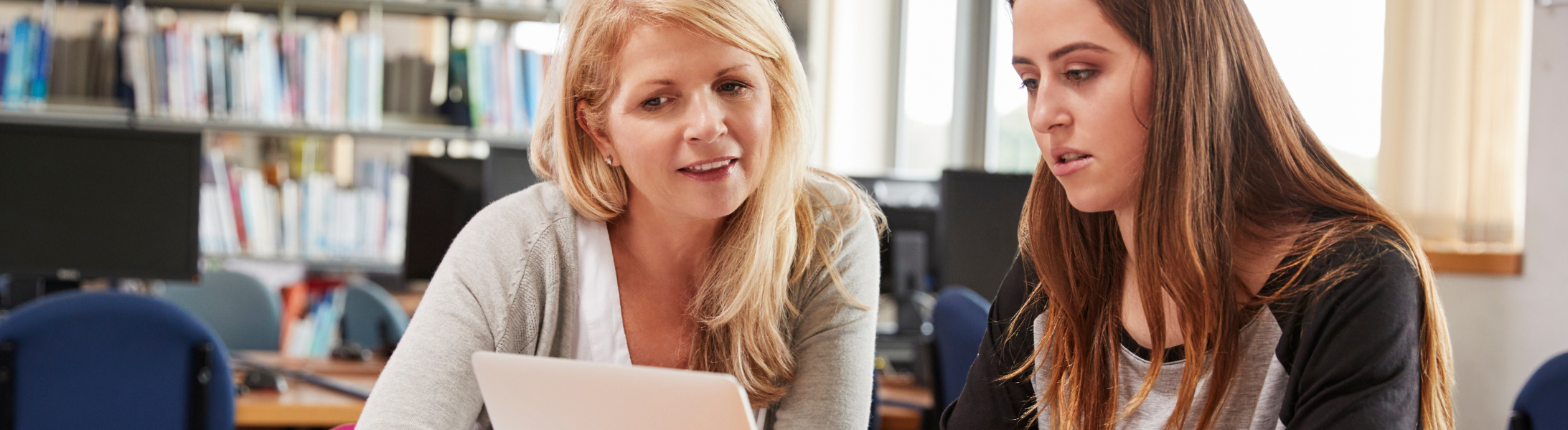 Le rôle du tutorat est d’accompagner l’apprenant qui est intégré à l’entreprise par le biais de contrats de professionnalisation, contrats d'apprentissage, contrats d’insertion par l’emploi ou Pro A