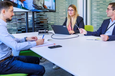 réunion de 3 collaborateurs sur gestion des risques
