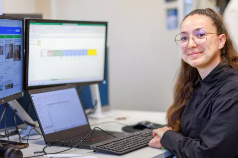 Jeune femme souriante devant son écran