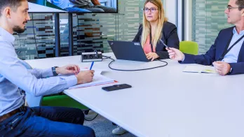 réunion de 3 collaborateurs sur gestion des risques
