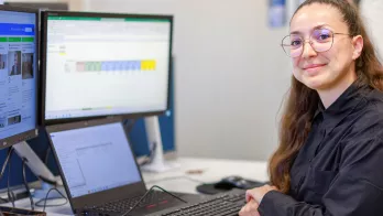 Jeune femme souriante devant son écran