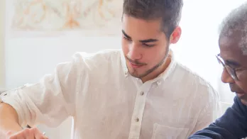 Les métiers d'aide à la personne sont des métiers qui peinent à recruter