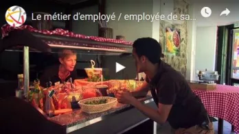 L’employé de salle assure les travaux courants liés à la préparation des plats en cuisine, à l’installation de la zone de distribution ou de restauration. Il/elle participe également aux travaux nécessités par l’application des procédures d’hygiène et de sécurité alimentaire en vigueur. Il/elle peut éventuellement prévoir la prise en charge d’activités de caisse.