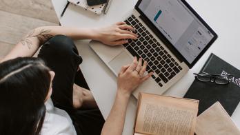 Participez au webinaire du 16 février sur l'accompagnement face à l'illettrisme et aux difficultés numériques