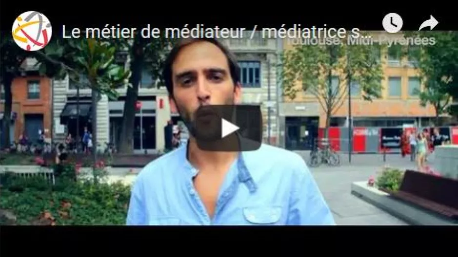 Ce/cette professionnel(le) est un(e) salarié(e) qui se positionne sur le territoire comme un tiers impartial et indépendant. Il/elle a pour mission de créer ou rétablir du lien social et de régler des conflits de la vie quotidienne opposant des personnes entre elles, des groupes antagonistes ou des personnes et des institutions sur un territoire d’intervention défini.
