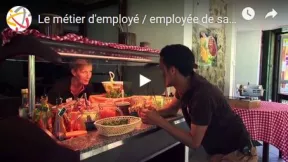 Employé(e) de salle L’employé de salle assure les travaux courants liés à la préparation des plats en cuisine, à l’installation de la zone de distribution ou de restauration. Il/elle participe également aux travaux nécessités par l’application des procédures d’hygiène et de sécurité alimentaire en vigueur. Il/elle peut éventuellement prévoir la prise en charge d’activités de caisse.