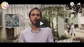 Assistant(e) dentaire L’assistant(e) dentaire prépare l’ensemble des instruments, matériaux et matériels nécessaires à l’intervention du praticien ; il ou elle assure l’assistance technique du professionnel, reçoit, accueille les patients et fixe les rendez-vous