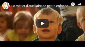 Auxiliaire de petite enfance Le métier de l’auxiliaire petite enfance consiste à prendre en charge l’enfant bien portant, malade ou handicapé en liaison avec une équipe pluridisciplinaire.