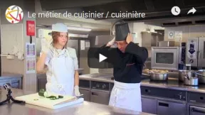 Cuisinier (e) Le cuisinier prépare les plats en cuisine. Il élabore les menus : il gère les stocks, en fonction de la saison, et de la clientèle. Le cuisinier prévoit ses achats et passe les commandes. Il contrôle les livraisons à la réception des marchandises. Il applique les procédures d’hygiène et de sécurité alimentaire. Il peut travailler en restauration privée ou collective.