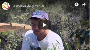 Jardinier (e) Le/la jardinier(e) paysagiste réalise les opérations techniques d’aménagement et d’entretien des espaces verts (parcs, jardins,…) mais aussi de terrains de sport ou de bordures de voiries.