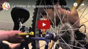 Réparateur (trice) de cycles, motocycles et motoculteurs de loisirs Le/la mécanicien(ne) assure l’entretien courant, les révisions et les réparations de tous types de bicyclettes, cyclomoteurs, scooters, matériels de parcs et jardins. Il/elle opère le plus souvent dans un atelier de réparation mécanique.