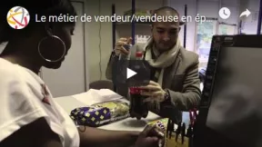 Vendeur(se) en épicerie solidaire Il/elle réalise le vente de produits (décoration, équipement du foyer, produits alimentaires, vêtements, etc.) auprès d’une clientèle. Il/elle est tenu(e) de respecter des règles particulières selon les produits (par exemple les règles d’hygiène et de sécurité pour les produits alimentaires). Il/elle peut être amené(e) à coordonner une équipe.